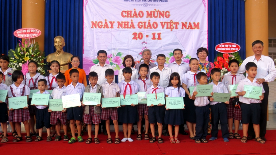 Kiến Vương trao 20 suất học bổng 'Thắp sáng ước mơ'